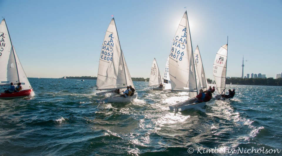 Sailing_in_the_Outer_Harbour_(48966050567)