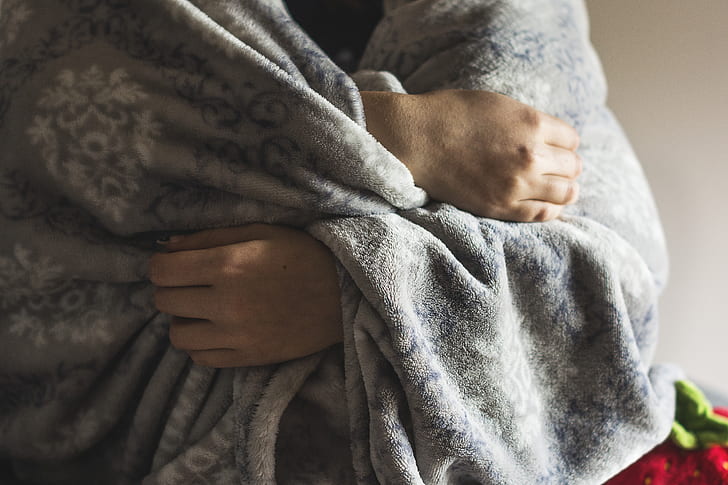 https://www.pickpik.com/cold-frost-winter-the-disease-blanket-hands-68921