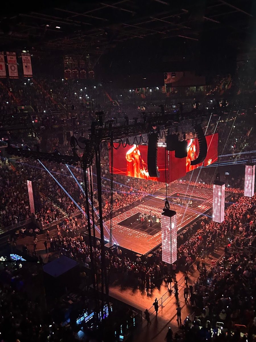 Eilish sings "L'AMOUR DE MA VIE" at Kaseya. 