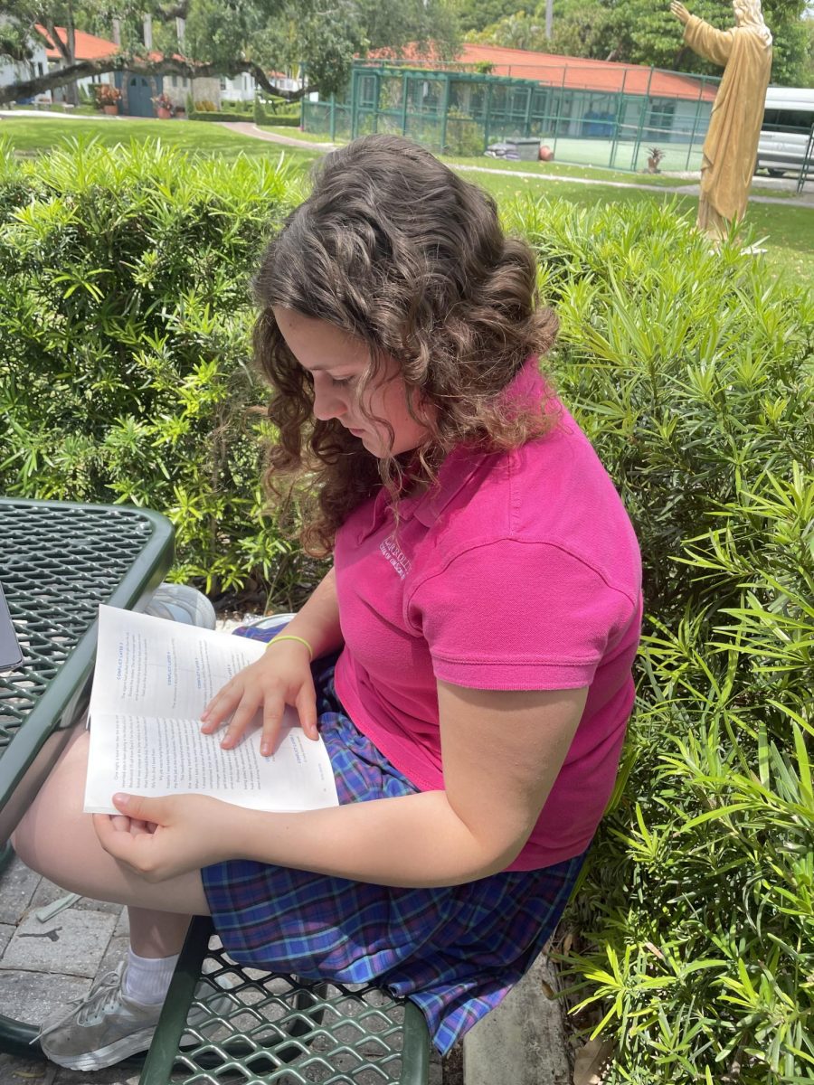 Marion de Armas '30 takes a moment to read outside during school. 