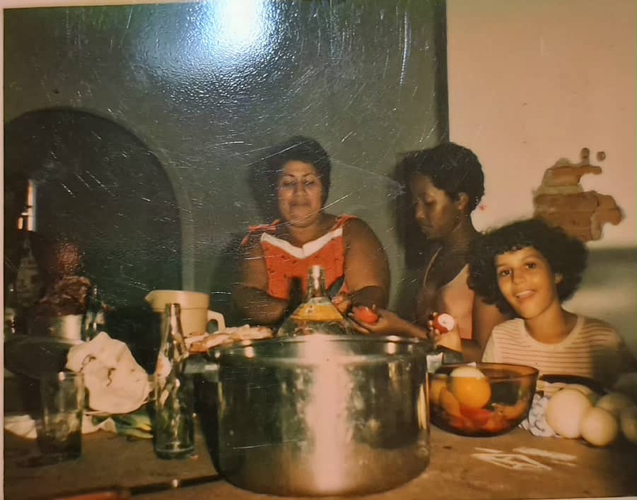 Quero (far right) making hallacas.